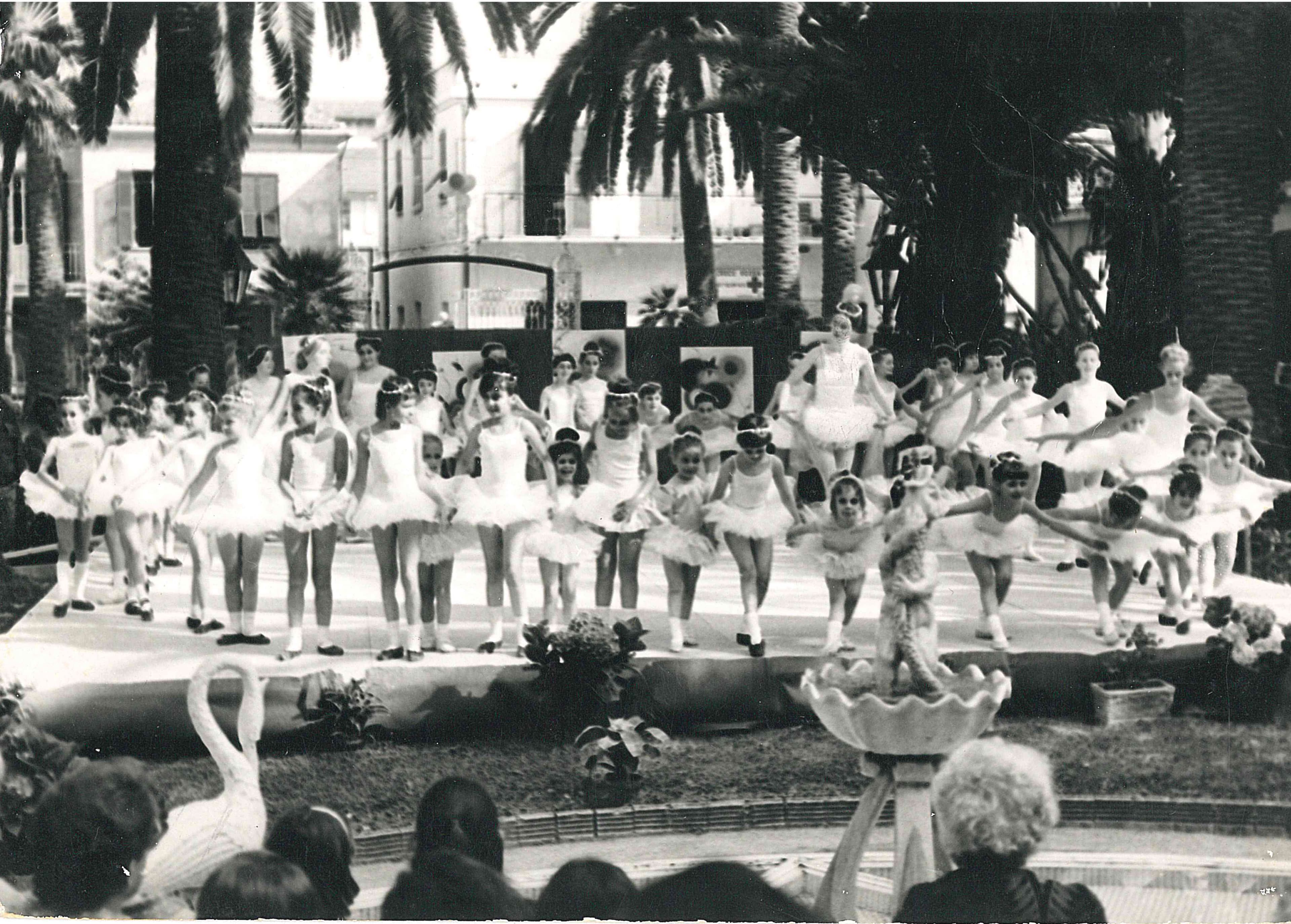 Ballet dancers on the outdoor stage in front of Park Hotel