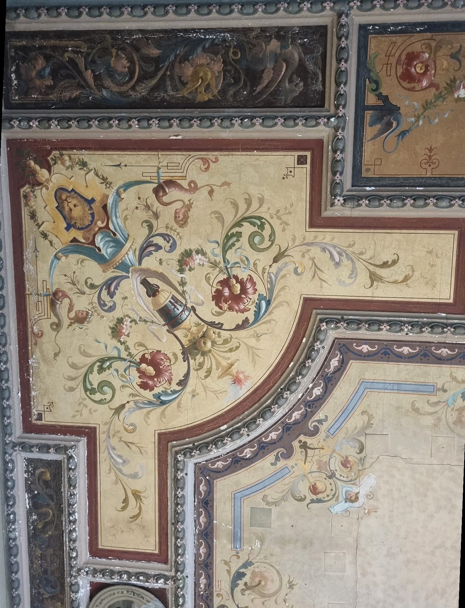Painted ceiling corner with coat of arms and floral ornament